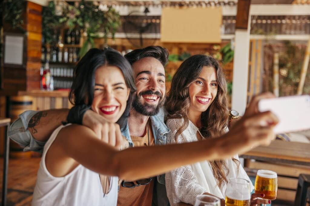Os amigos que celebram suas conquistas também fazem parte da jornada